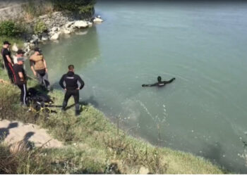 VIDEO/ Polombarët zhyten në Roskovec për trupin e 14-vjeçarit, vite më parë i qe mbytur edhe vëllai