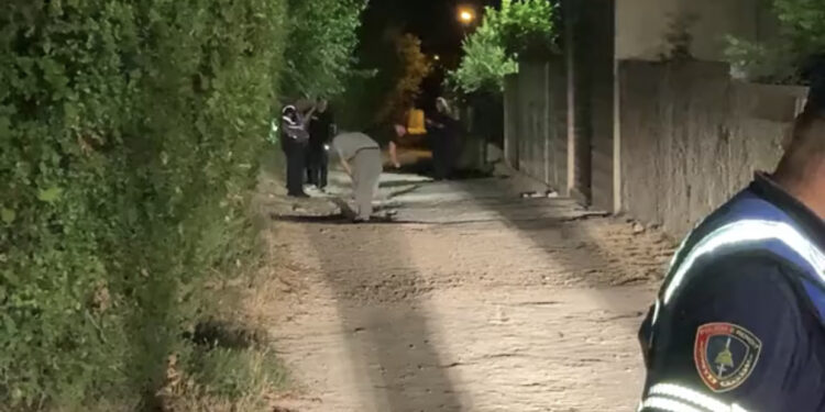 VIDEO/ Iku me vrap nga banesa e autorit mes plumbave: Zbulohet kush e plagosi Bejon në Kuçovë