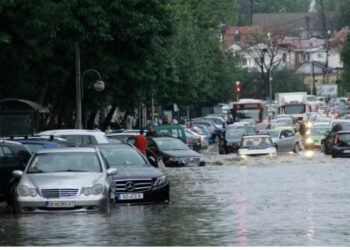 VIDEO/ Stuhitë paralizojnë Shkupin, përmbytet qendra tregtare