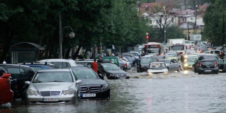 VIDEO/ Stuhitë paralizojnë Shkupin, përmbytet qendra tregtare