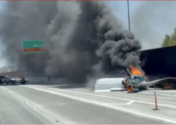 VIDEO/ Prag tragjedie në autostradë, avioni bie mes automjeteve dhe shpërthen në flakë