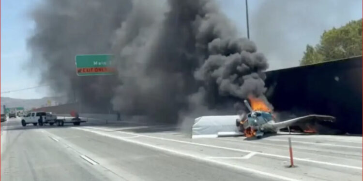 VIDEO/ Prag tragjedie në autostradë, avioni bie mes automjeteve dhe shpërthen në flakë