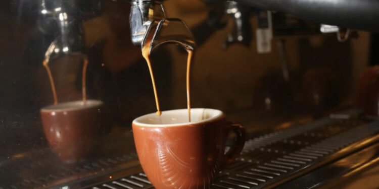 Studimi: Konsumi i rregullt i kafesë dhe çajit të nxehtë rrit rrezikun për kancerin e ezofagut