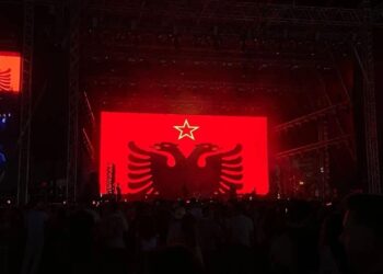 FOTO që po trazon rrjetin: Flamuri shqiptar me yllin komunist shfaqet në festivalin e Dua Lipës në Tiranë