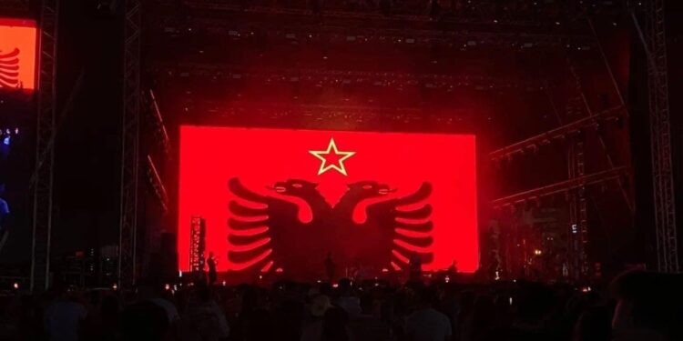 FOTO që po trazon rrjetin: Flamuri shqiptar me yllin komunist shfaqet në festivalin e Dua Lipës në Tiranë