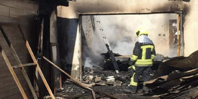 Zjarr në fshatin Kabash të Gramshit, digjen dy banesa