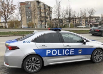 13 plumba në drejtim të djalit të hallës, policia shpall në kërkim të riun shqiptar