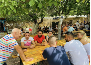 Meta ‘sy e veshë’ me të rinjtë në Jalë: Sa më shumë i dëgjon, aq më shumë e kupton se ndryshimi është te pragu i derës