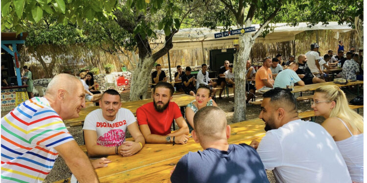 Meta ‘sy e veshë’ me të rinjtë në Jalë: Sa më shumë i dëgjon, aq më shumë e kupton se ndryshimi është te pragu i derës