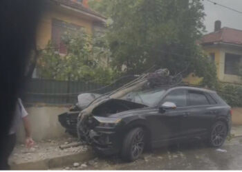 Aksident në Tiranë, ‘Audi Q8’ përplaset me shtyllën elektrike