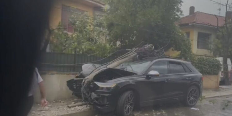 Aksident në Tiranë, ‘Audi Q8’ përplaset me shtyllën elektrike