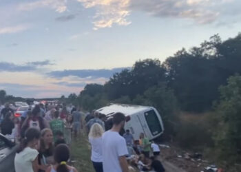 VIDEO/ Përmbyset autobusi me 48 persona në Bullgari, 12 të plagosur, mes tyre dhe fëmijë