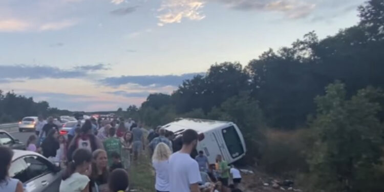 VIDEO/ Përmbyset autobusi me 48 persona në Bullgari, 12 të plagosur, mes tyre dhe fëmijë