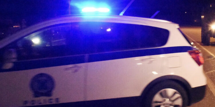 Rrëmbyen të miturën që ishte larguar nga shtëpia, arrestohet çifti dhe djali i tyre