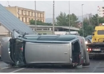 Makina përplaset me murin dhe përmbyset në rrugë, plagosen rëndë dy persona në Shkodër