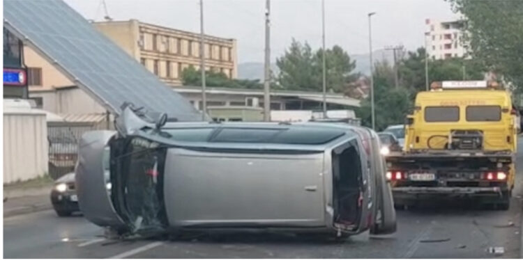 Makina përplaset me murin dhe përmbyset në rrugë, plagosen rëndë dy persona në Shkodër