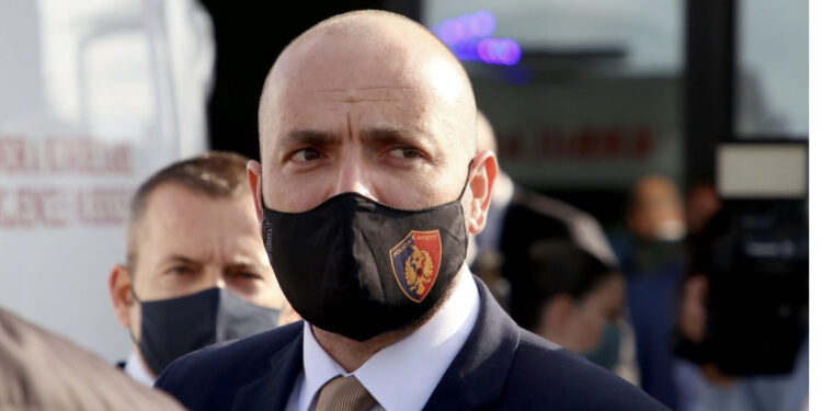 Orët e fundit në krye të Policisë, Gledis Nano pret shpëtim nga amerikanët