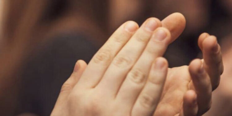 Kur, si dhe pse lindën duartrokitjet?