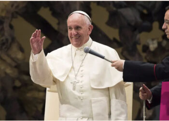 Deklarata e Papa Françeskut: Çiftet nuk duan më fëmijë, preferojnë të mbajnë qen