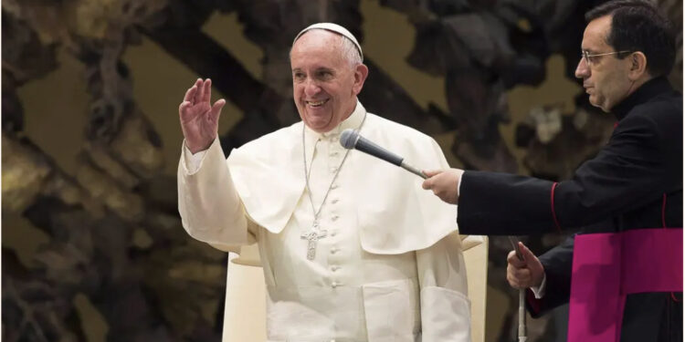 Deklarata e Papa Françeskut: Çiftet nuk duan më fëmijë, preferojnë të mbajnë qen