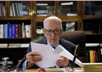 FOTO/ Çfarë bën miliarderi më i vjetër në botë