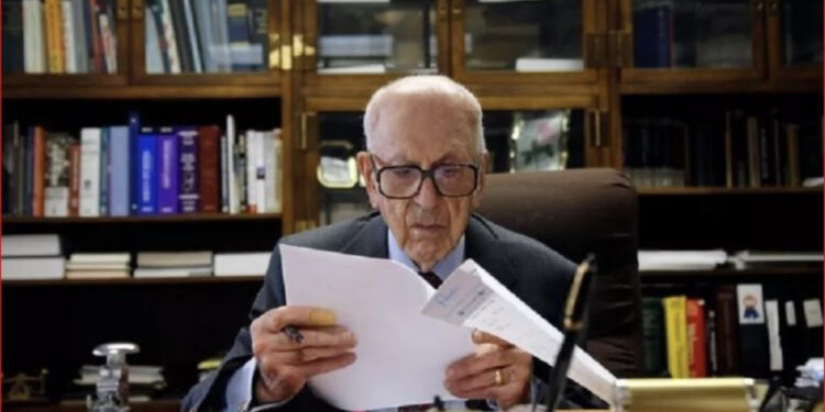 FOTO/ Çfarë bën miliarderi më i vjetër në botë