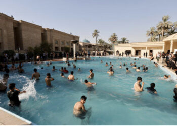 VIDEO/ Protestuesit në Irak “pushtojnë” pallatin presidencial, momenti kur lahen në pishinë