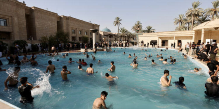 VIDEO/ Protestuesit në Irak “pushtojnë” pallatin presidencial, momenti kur lahen në pishinë