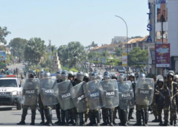 Me hanxharë e thika tentojnë të futen në rajonin e policisë, 14 të vdekur e dhjetëra të plagosur