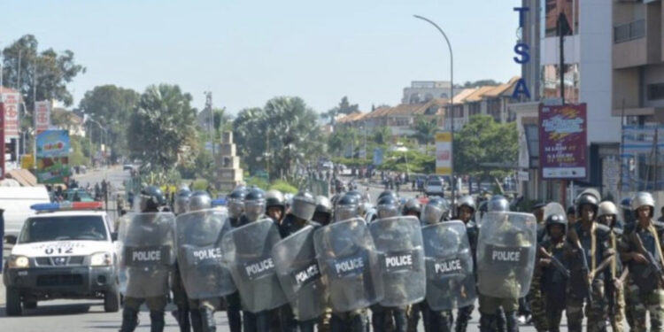Me hanxharë e thika tentojnë të futen në rajonin e policisë, 14 të vdekur e dhjetëra të plagosur