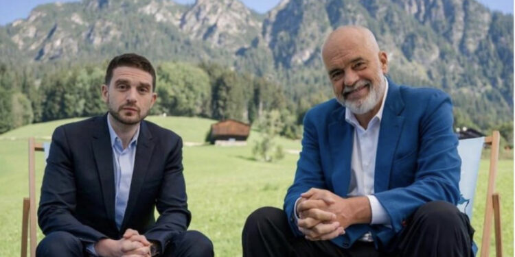 FOTO/ Publikohet foto e dy njerëzve që po shkatërrojnë Shqipërinë