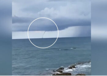 VIDEO/ Fenomeni i pazakontë në Durrës, formohet tornado në mes të detit