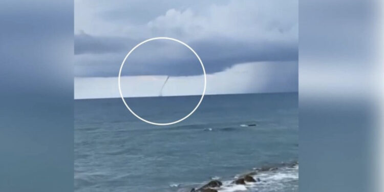 VIDEO/ Fenomeni i pazakontë në Durrës, formohet tornado në mes të detit