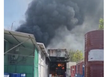 VIDEO/ Tymi i zi mbulon zonën, zjarr masiv në një fabrikë sfungjeri në Tiranë, shihni pamjet