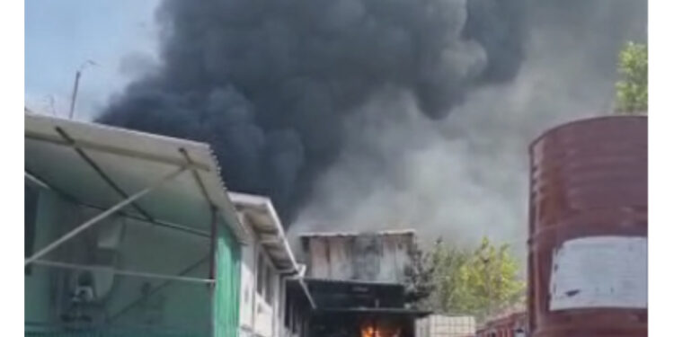 VIDEO/ Tymi i zi mbulon zonën, zjarr masiv në një fabrikë sfungjeri në Tiranë, shihni pamjet