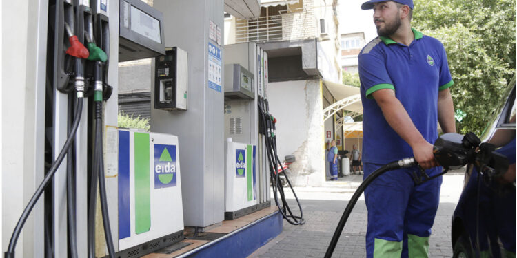 Truket që duhet t’i dini! Kur është koha më e mirë për të mbushur makinën me karburant?