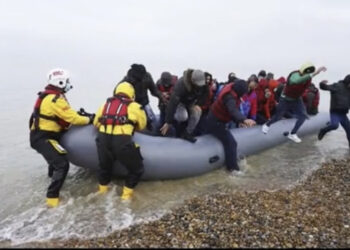 VIDEO/ Britania në alarm, publikohet raporti sekret: 40% e emigrantëve me gomone janë nga Shqipëria