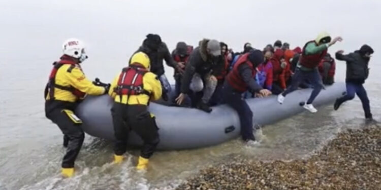 VIDEO/ Britania në alarm, publikohet raporti sekret: 40% e emigrantëve me gomone janë nga Shqipëria