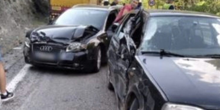 Aksident i shumëfishtë në Librazhd, përplasen 7 makina dhe një kamion