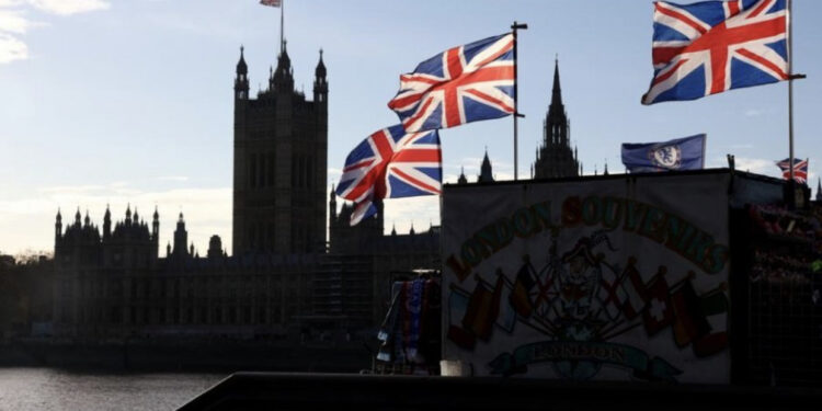 Rritja e numrit të emigrantëve/ Britania do përshpejtojë deportimet e azilkërkuesve shqiptarë