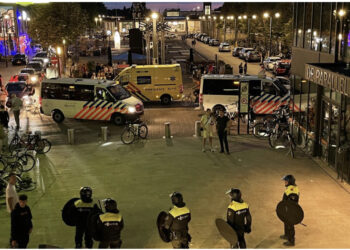 VIDEO/ Kërcet “dajaku” në Holandë, tifozët e Fiorentinës dhe Twentes përplasen me  grushte, shkelma e karrige kokës