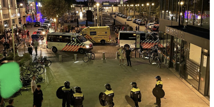 VIDEO/ Kërcet “dajaku” në Holandë, tifozët e Fiorentinës dhe Twentes përplasen me  grushte, shkelma e karrige kokës