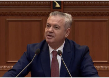 “Në PS ka akoma deputet spiunë”, Murrizi: Ditën që do hapen dosjet, shqiptarët do shohin llumin që i ka drejtuar për 32 vite