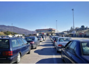 Radhë kilometrike mjetesh në Kakavijë, shkak mungesa e sporteleve nga pala greke