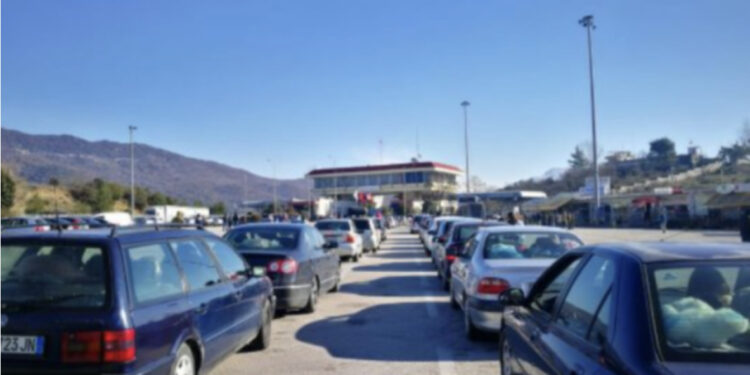 Radhë kilometrike mjetesh në Kakavijë, shkak mungesa e sporteleve nga pala greke