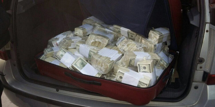 Djalit të politikanit të njohur i kapet një shumë e madhe parash në makinë, por lihet i lirë: Si u justifikua gjithçka