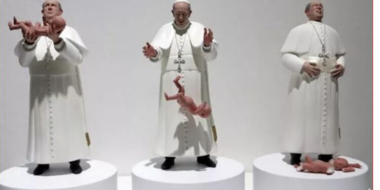 FOTO/ Skulptura që po trondit botën, Papa mban një foshnje në krahë, e lëshon dhe qesh teksa e sheh të thyhet në copa