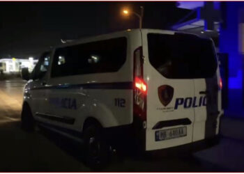 Pas sherrit me bashkëshorten dhe fëmijët, nuk përmbahet 50-vjeçari në Vlorë, qëllon me armë në ajër