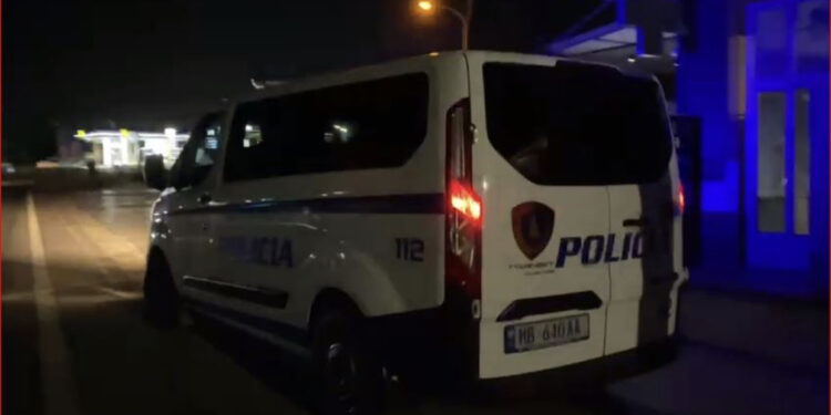 Pas sherrit me bashkëshorten dhe fëmijët, nuk përmbahet 50-vjeçari në Vlorë, qëllon me armë në ajër