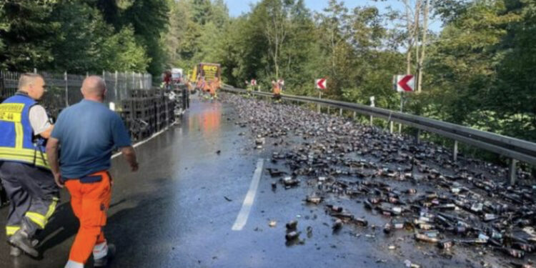 Ngarkesa rrëshqiti nga kamioni, rruga në Gjermani mbulohet me birra